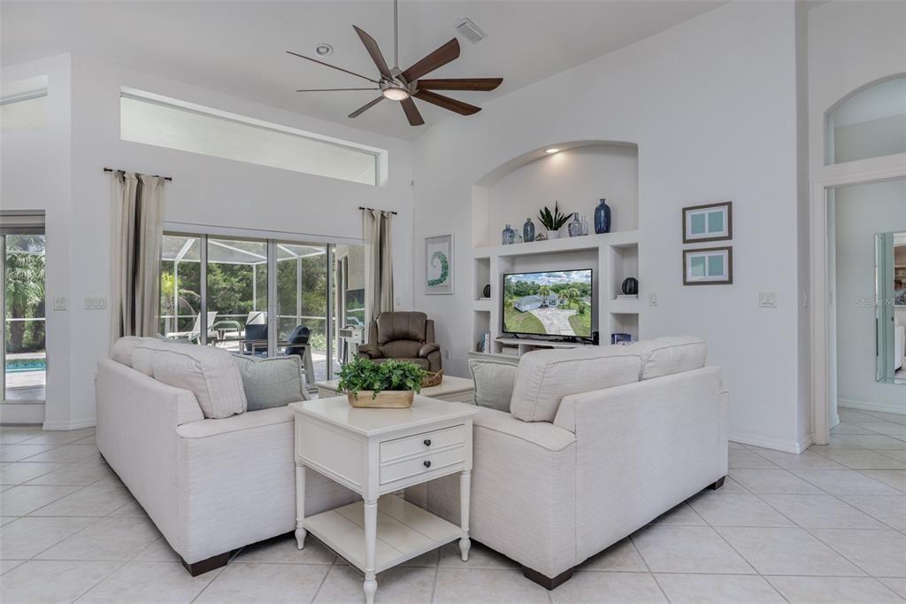 En Venta: $458,000 (2 camas, 2 baños, 2116 Pies cuadrados)