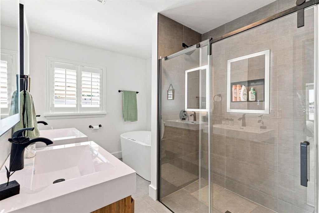 En Venta: $1,650,000 (4 camas, 3 baños, 2372 Pies cuadrados)