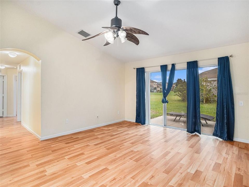For Rent: $2,250 (4 beds, 2 baths, 1956 Square Feet)