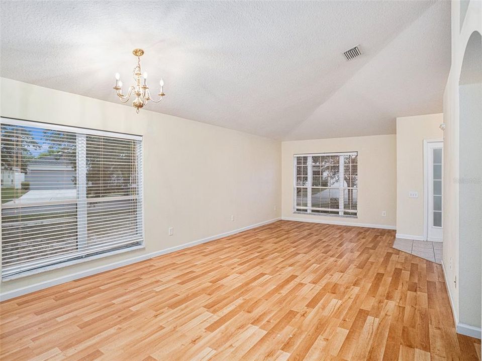 For Rent: $2,250 (4 beds, 2 baths, 1956 Square Feet)