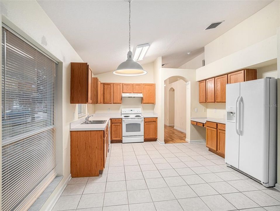 For Rent: $2,250 (4 beds, 2 baths, 1956 Square Feet)