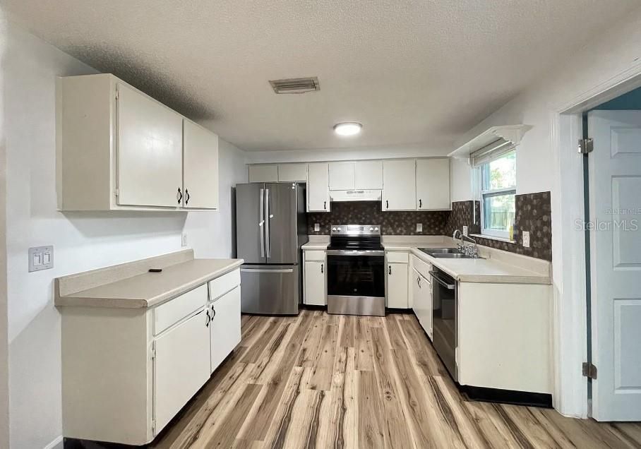 For Rent: $1,900 (3 beds, 1 baths, 1200 Square Feet)