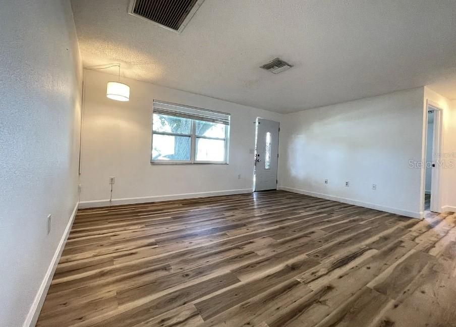 For Rent: $1,900 (3 beds, 1 baths, 1200 Square Feet)
