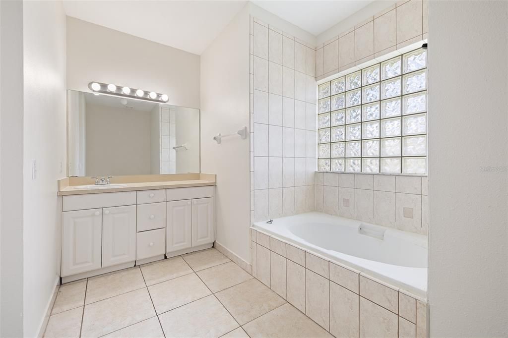 En Venta: $359,000 (3 camas, 2 baños, 1642 Pies cuadrados)