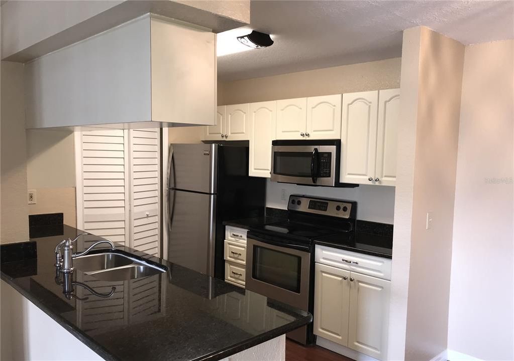 For Rent: $1,450 (2 beds, 1 baths, 810 Square Feet)