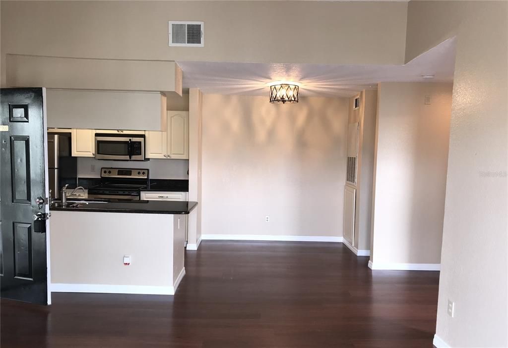 For Rent: $1,450 (2 beds, 1 baths, 810 Square Feet)
