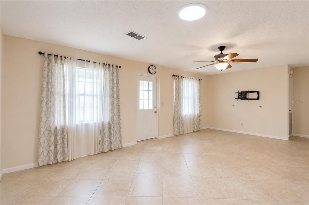 For Sale: $179,800 (2 beds, 2 baths, 1541 Square Feet)