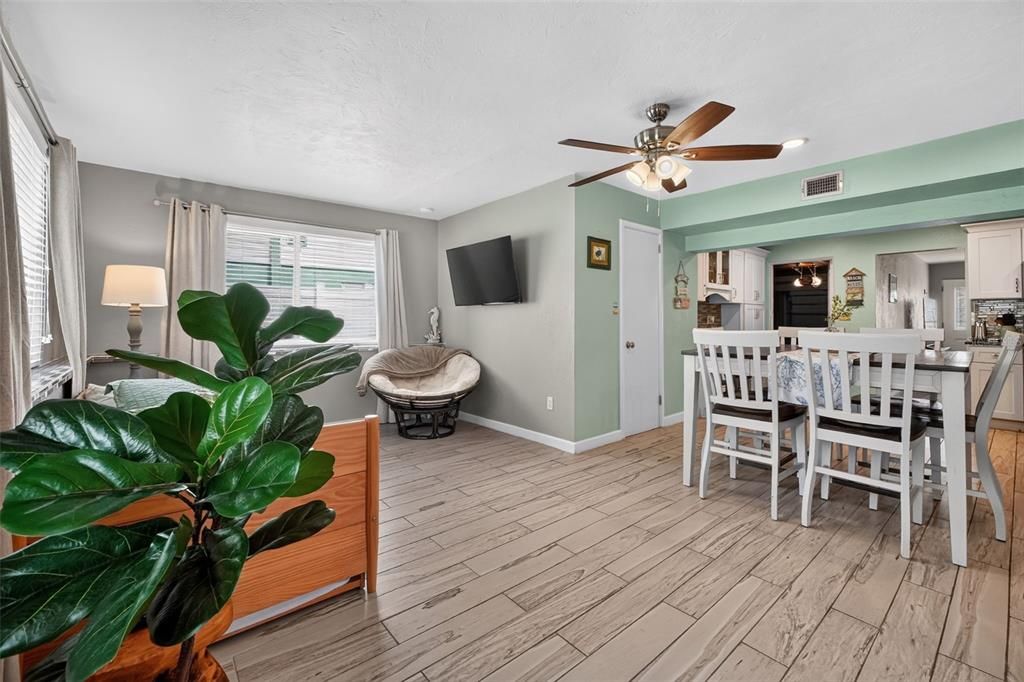 For Sale: $399,000 (2 beds, 2 baths, 1272 Square Feet)