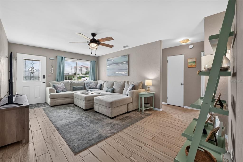 For Sale: $399,000 (2 beds, 2 baths, 1272 Square Feet)