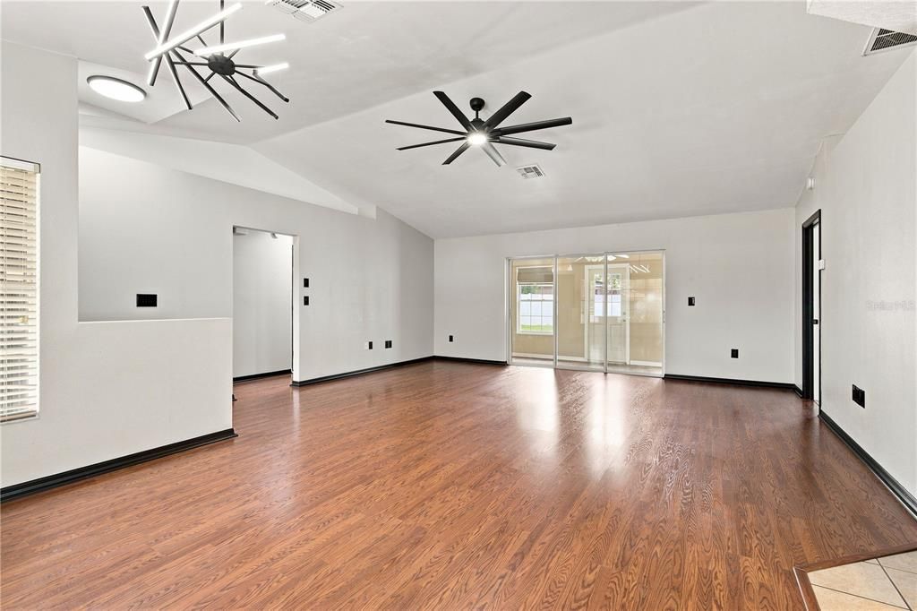 For Sale: $319,900 (4 beds, 2 baths, 1745 Square Feet)