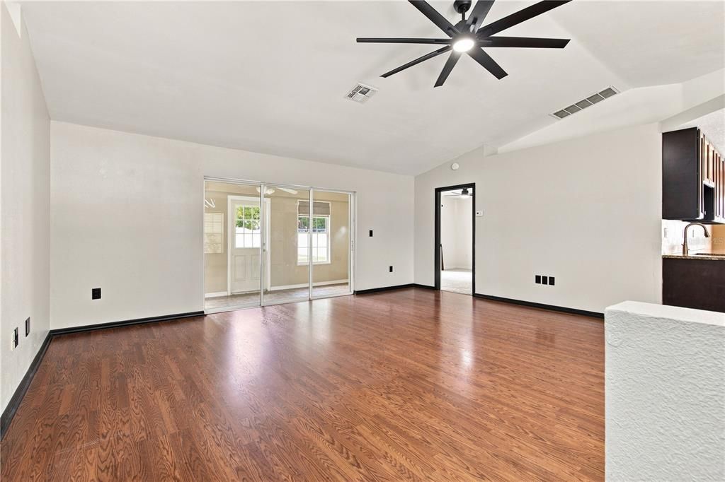 For Sale: $319,900 (4 beds, 2 baths, 1745 Square Feet)