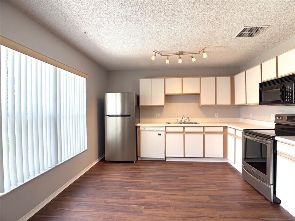 For Rent: $1,895 (3 beds, 2 baths, 1437 Square Feet)