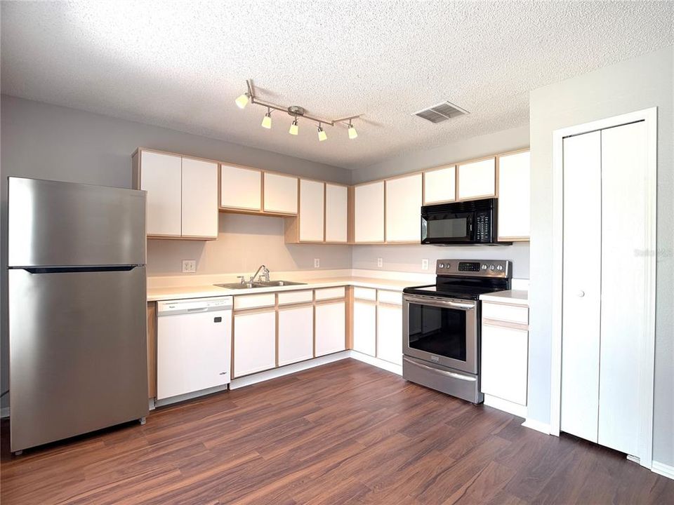 For Rent: $1,895 (3 beds, 2 baths, 1437 Square Feet)