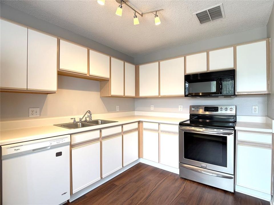 For Rent: $1,895 (3 beds, 2 baths, 1437 Square Feet)