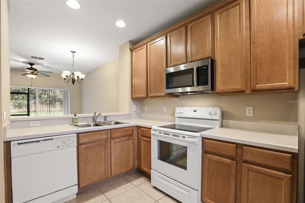 For Sale: $235,000 (2 beds, 2 baths, 987 Square Feet)