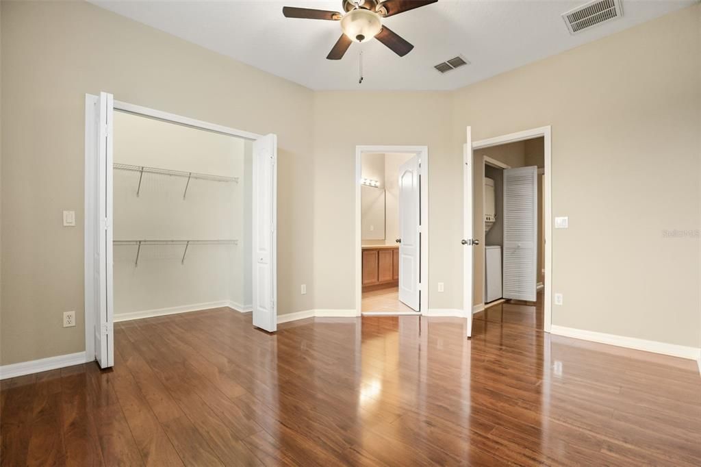 For Sale: $235,000 (2 beds, 2 baths, 987 Square Feet)