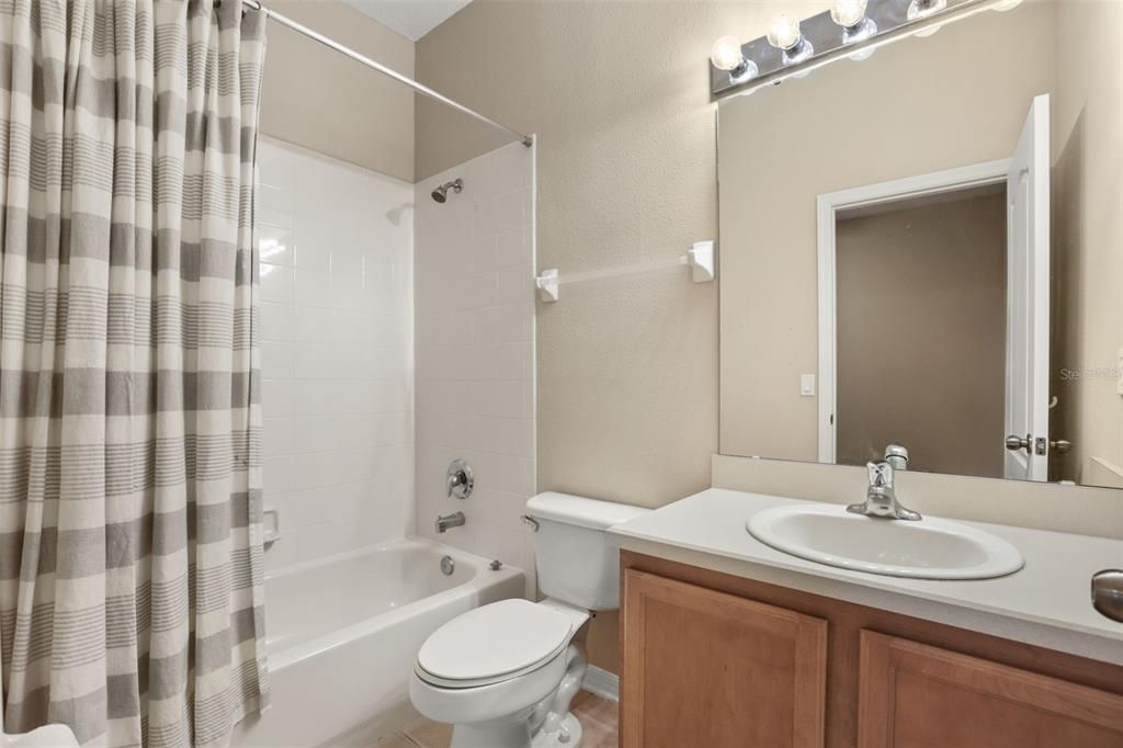 For Sale: $235,000 (2 beds, 2 baths, 987 Square Feet)