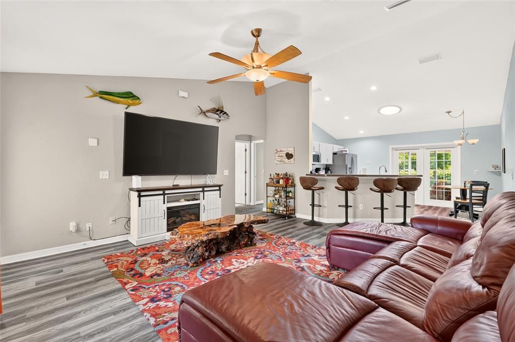 For Sale: $265,000 (3 beds, 2 baths, 1407 Square Feet)