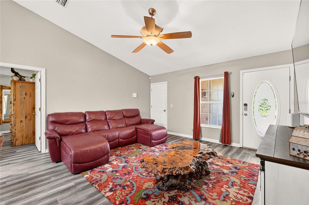 For Sale: $265,000 (3 beds, 2 baths, 1407 Square Feet)