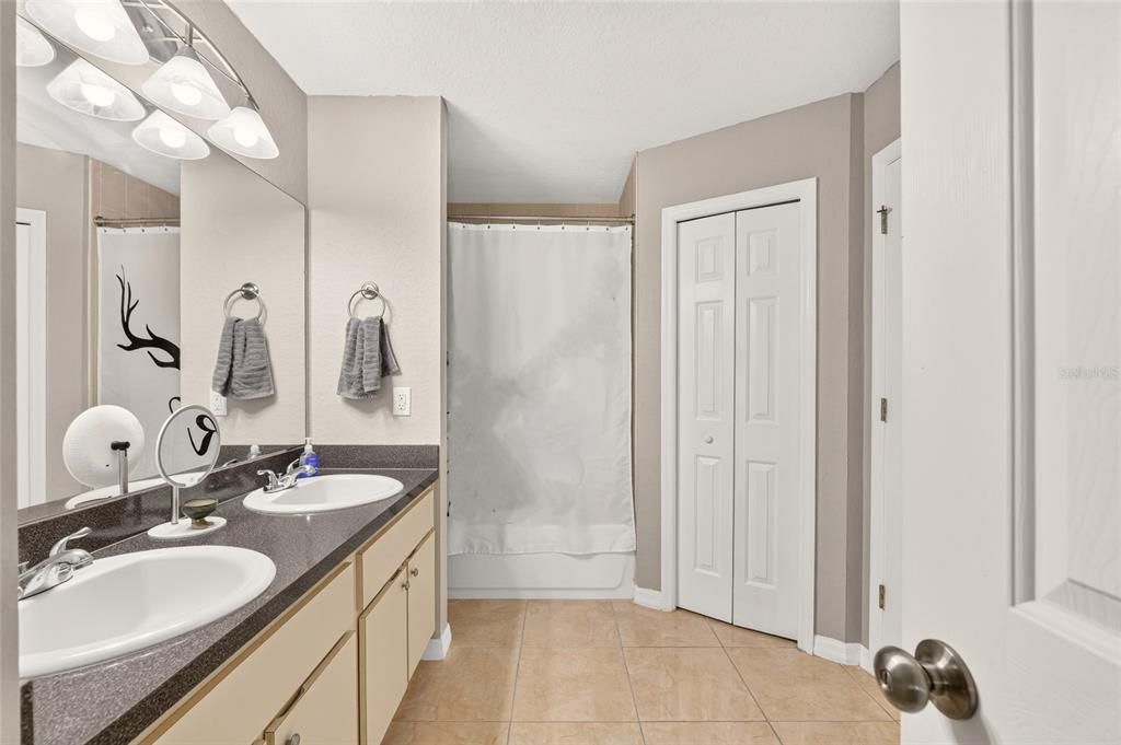 For Sale: $265,000 (3 beds, 2 baths, 1407 Square Feet)