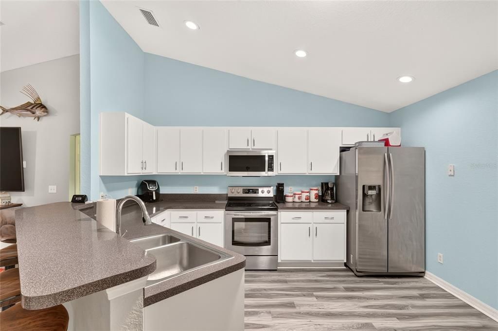 For Sale: $265,000 (3 beds, 2 baths, 1407 Square Feet)