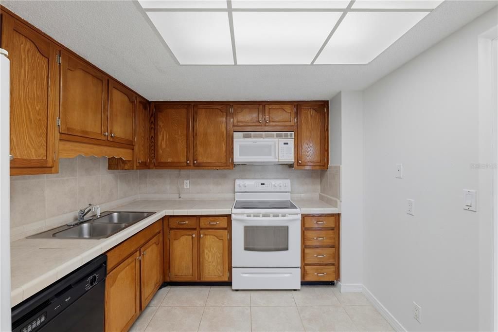For Sale: $499,000 (1 beds, 1 baths, 1111 Square Feet)