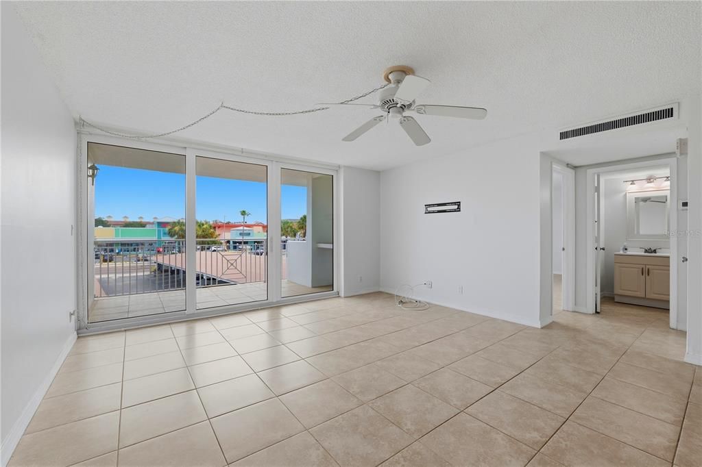 For Sale: $499,000 (1 beds, 1 baths, 1111 Square Feet)