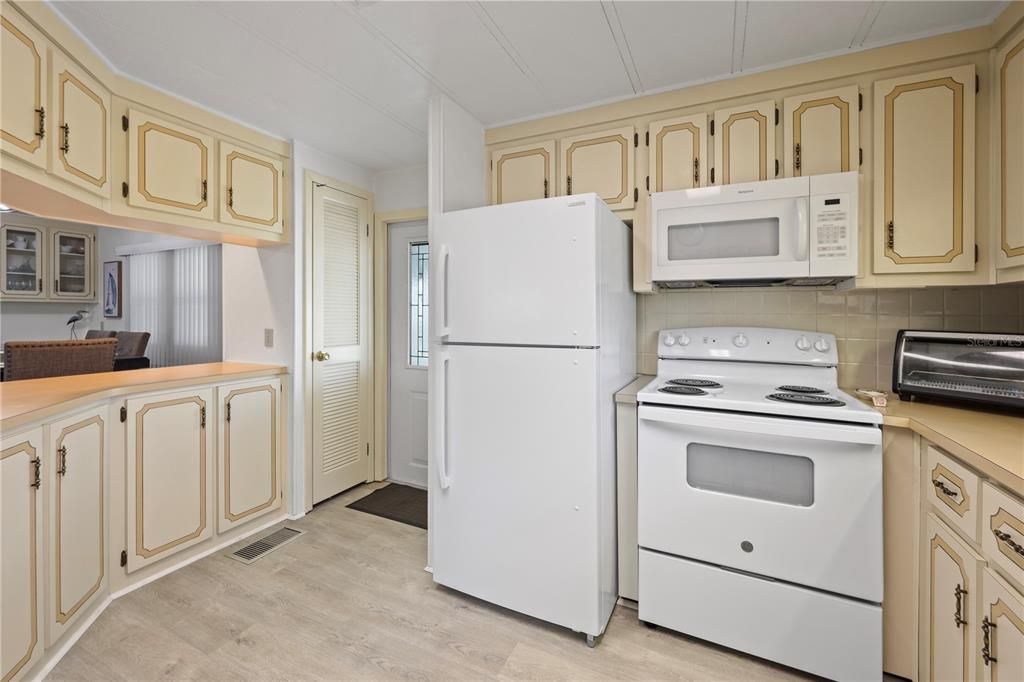 For Sale: $132,000 (2 beds, 2 baths, 1056 Square Feet)