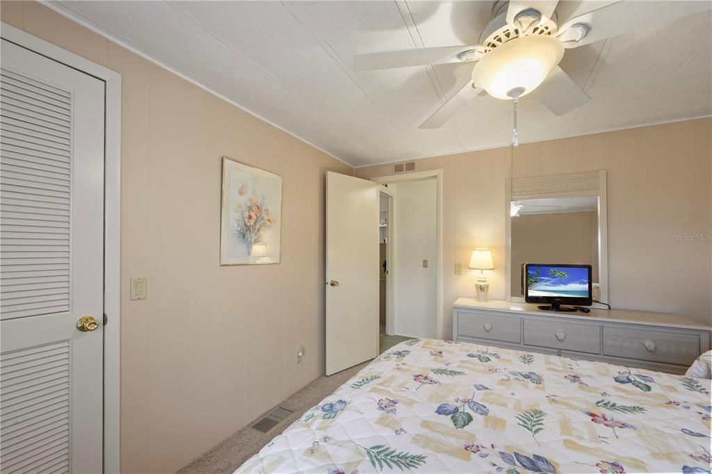 For Sale: $132,000 (2 beds, 2 baths, 1056 Square Feet)