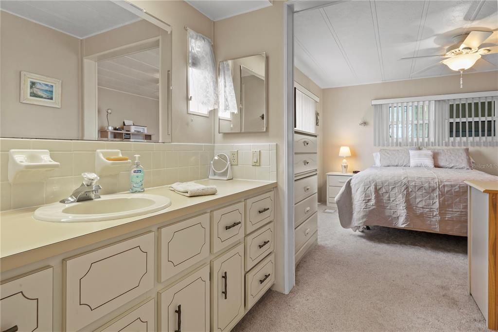 For Sale: $132,000 (2 beds, 2 baths, 1056 Square Feet)