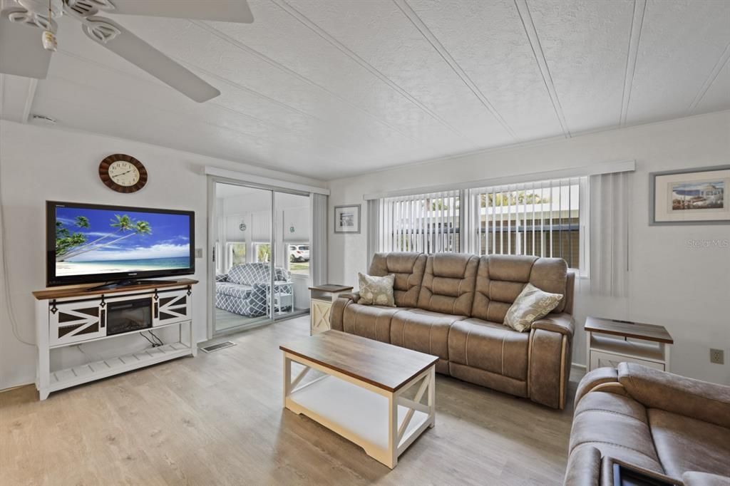 For Sale: $132,000 (2 beds, 2 baths, 1056 Square Feet)