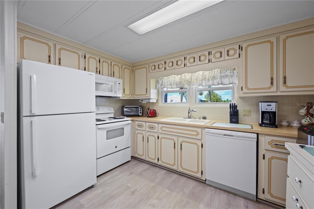 For Sale: $132,000 (2 beds, 2 baths, 1056 Square Feet)