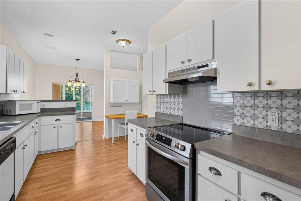 For Sale: $285,000 (3 beds, 2 baths, 1531 Square Feet)