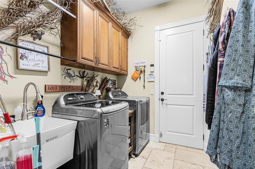 For Sale: $1,550,000 (3 beds, 2 baths, 3012 Square Feet)
