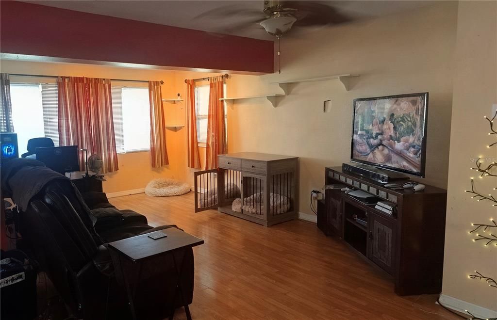 Active With Contract: $260,000 (2 beds, 1 baths, 1250 Square Feet)
