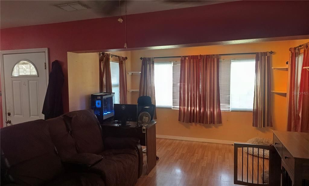 Active With Contract: $260,000 (2 beds, 1 baths, 1250 Square Feet)