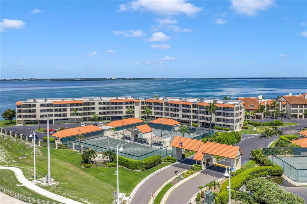 Active With Contract: $2,200 (1 beds, 1 baths, 790 Square Feet)