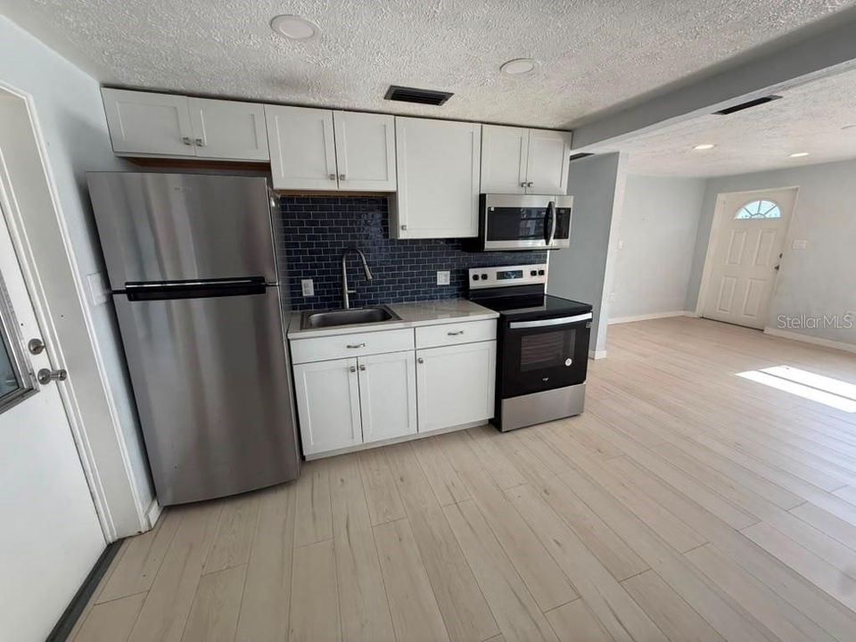 For Sale: $259,900 (2 beds, 2 baths, 804 Square Feet)