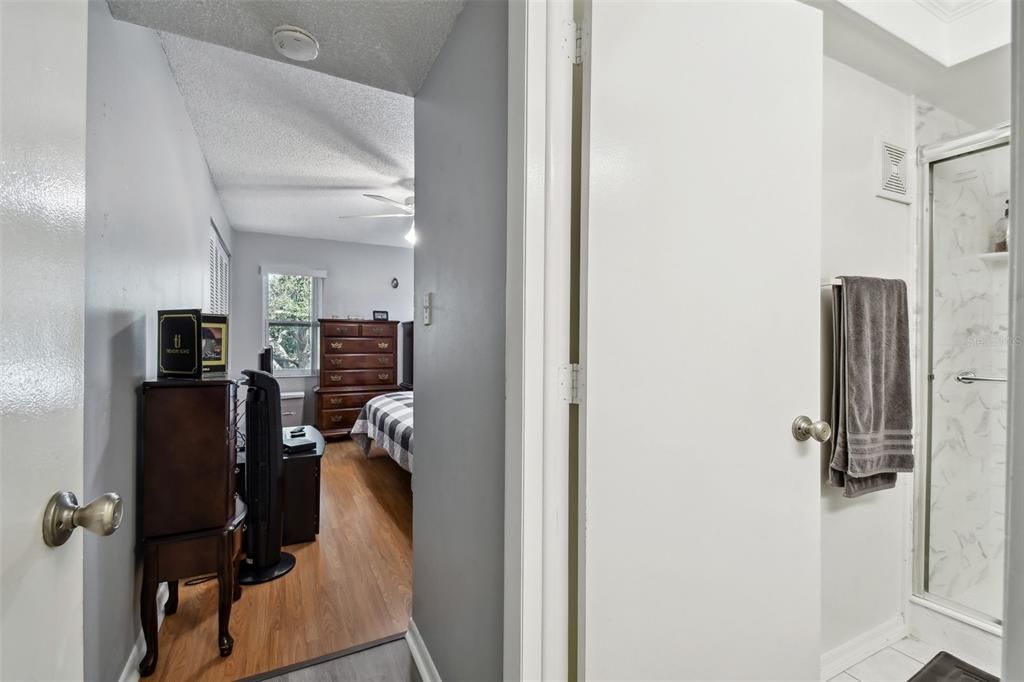 На продажу: $209,900 (2 спален, 2 ванн, 1070 Квадратных фут)