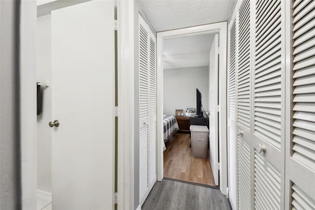 На продажу: $209,900 (2 спален, 2 ванн, 1070 Квадратных фут)