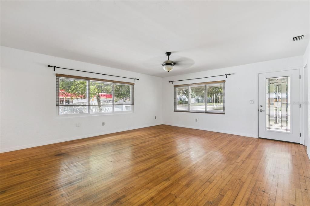 For Sale: $549,900 (3 beds, 2 baths, 1498 Square Feet)