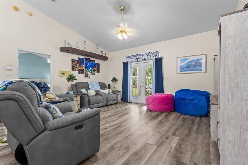 For Sale: $699,900 (6 beds, 3 baths, 4782 Square Feet)