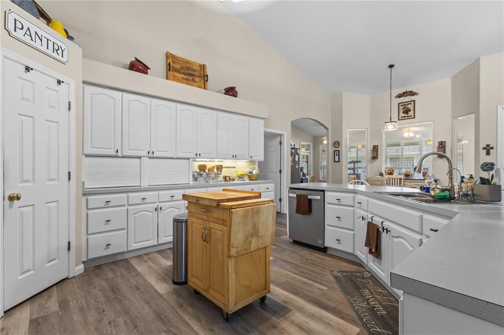 For Sale: $699,900 (6 beds, 3 baths, 4782 Square Feet)