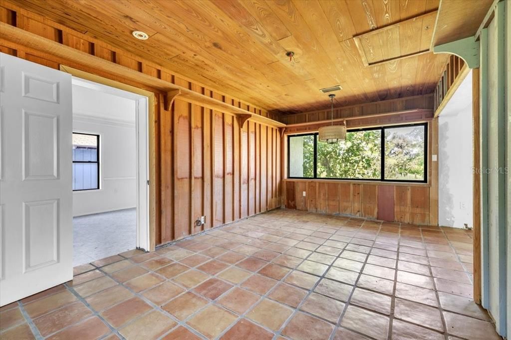 For Sale: $550,000 (3 beds, 2 baths, 1622 Square Feet)