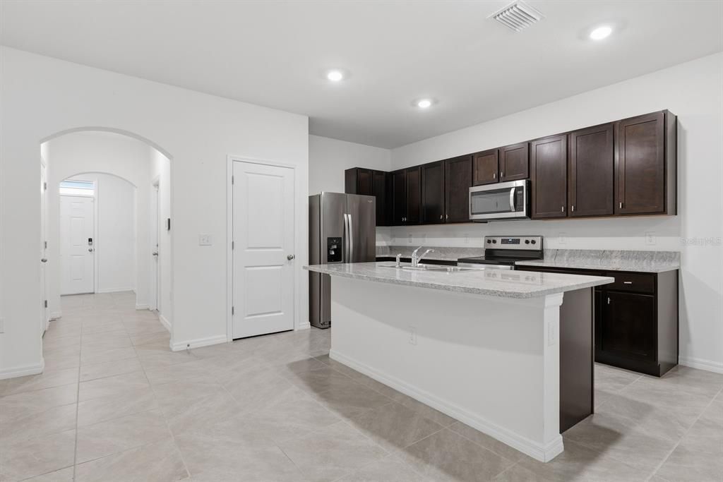 For Rent: $2,100 (3 beds, 2 baths, 1690 Square Feet)
