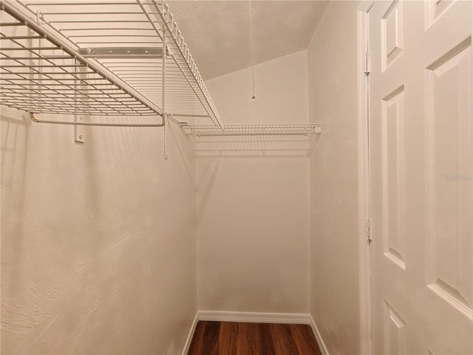 For Rent: $1,200 (2 beds, 1 baths, 942 Square Feet)