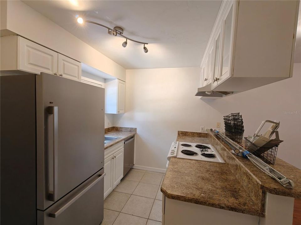 For Rent: $1,200 (2 beds, 1 baths, 942 Square Feet)