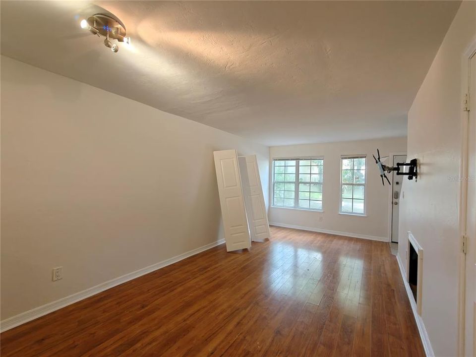 For Rent: $1,200 (2 beds, 1 baths, 942 Square Feet)
