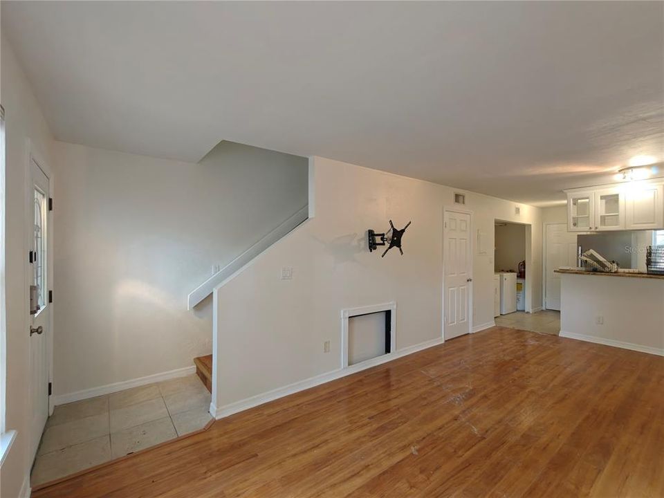 For Rent: $1,200 (2 beds, 1 baths, 942 Square Feet)