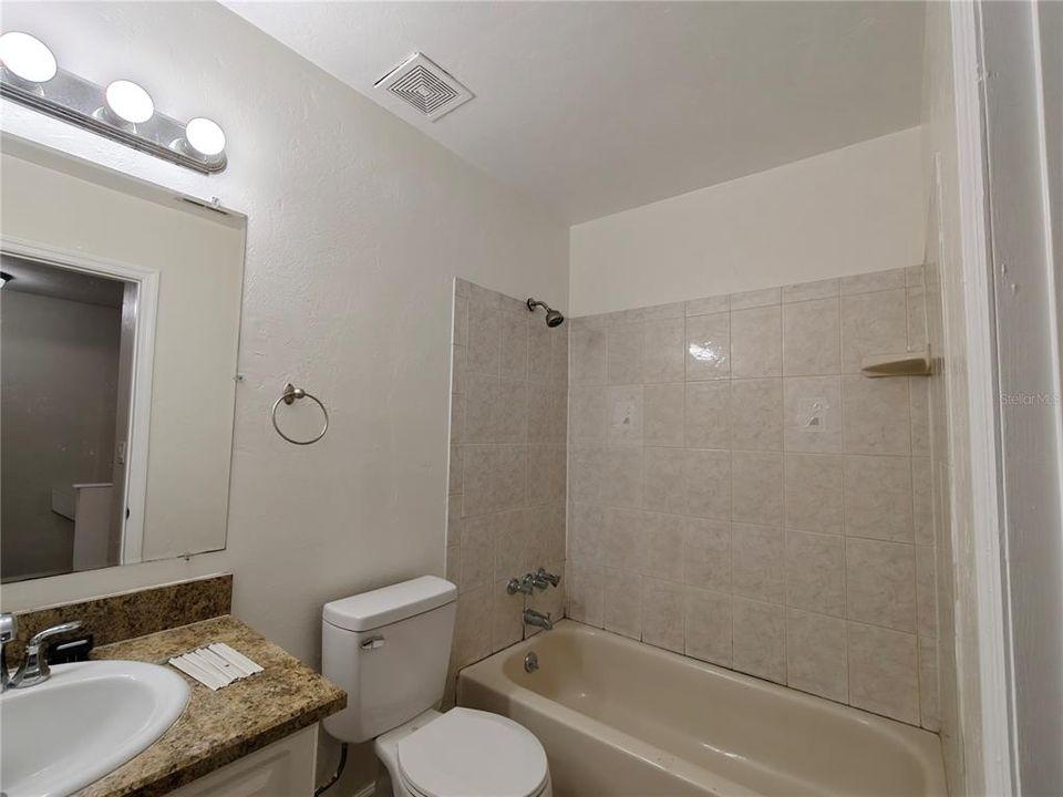 For Rent: $1,200 (2 beds, 1 baths, 942 Square Feet)